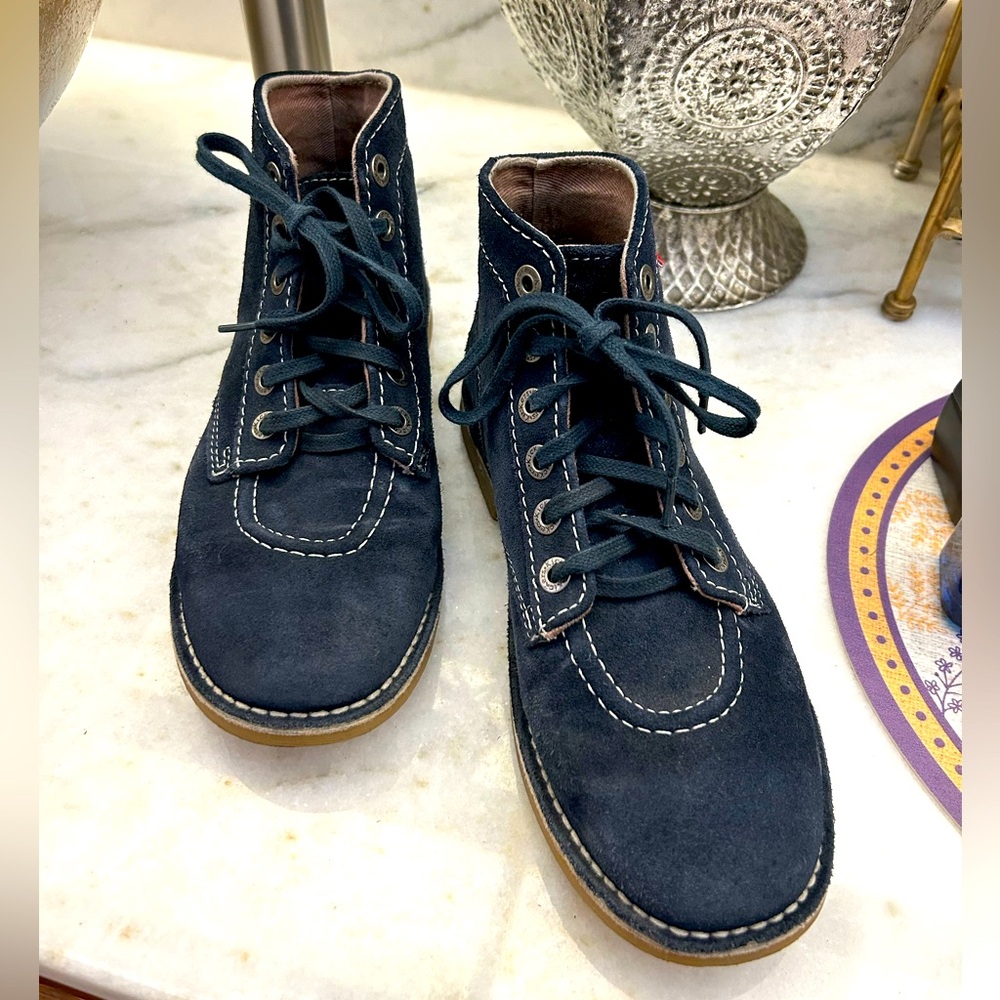 90’s style!! Combat boots style.
Size 9.5
